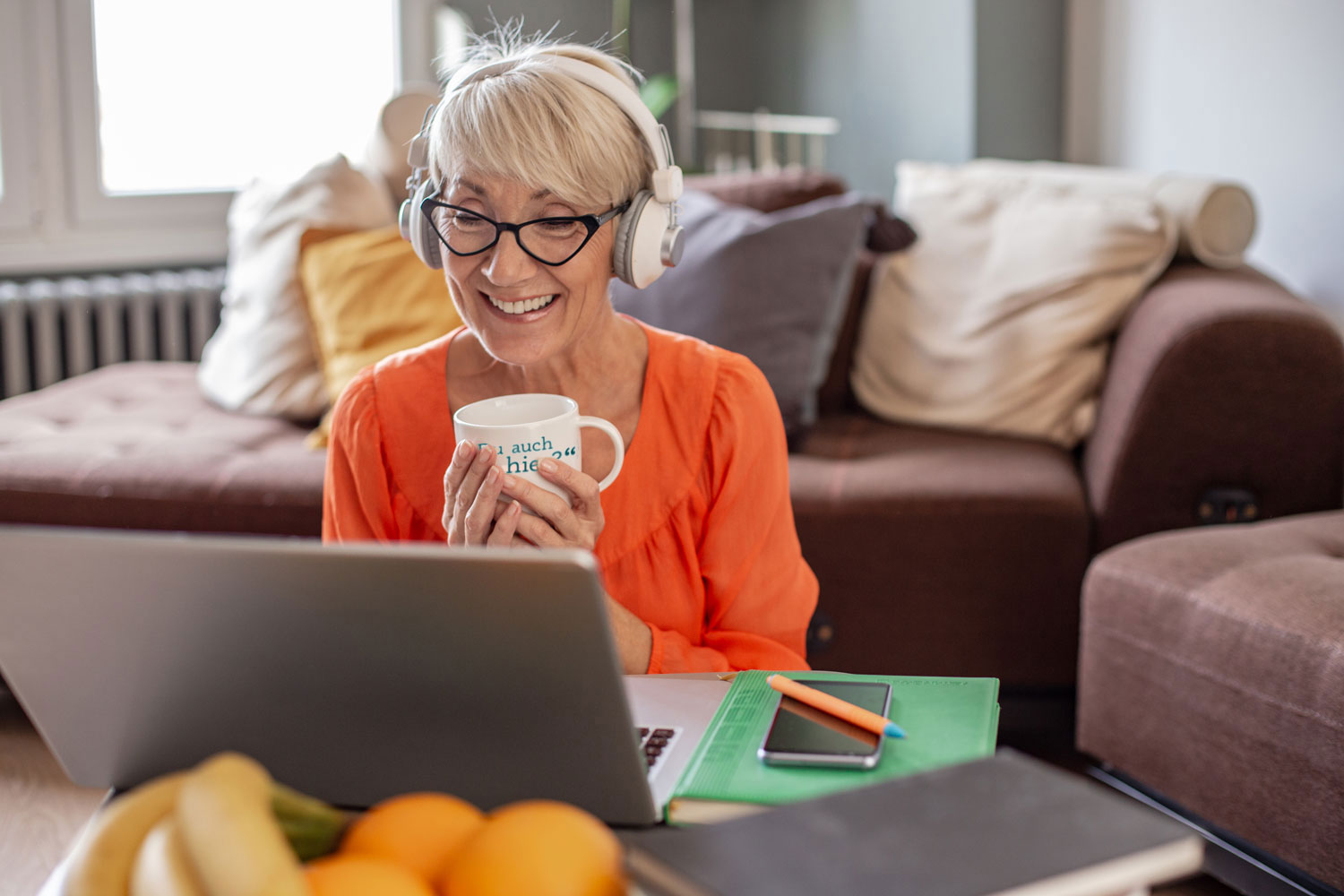 frau-am-pc-happy-tasse